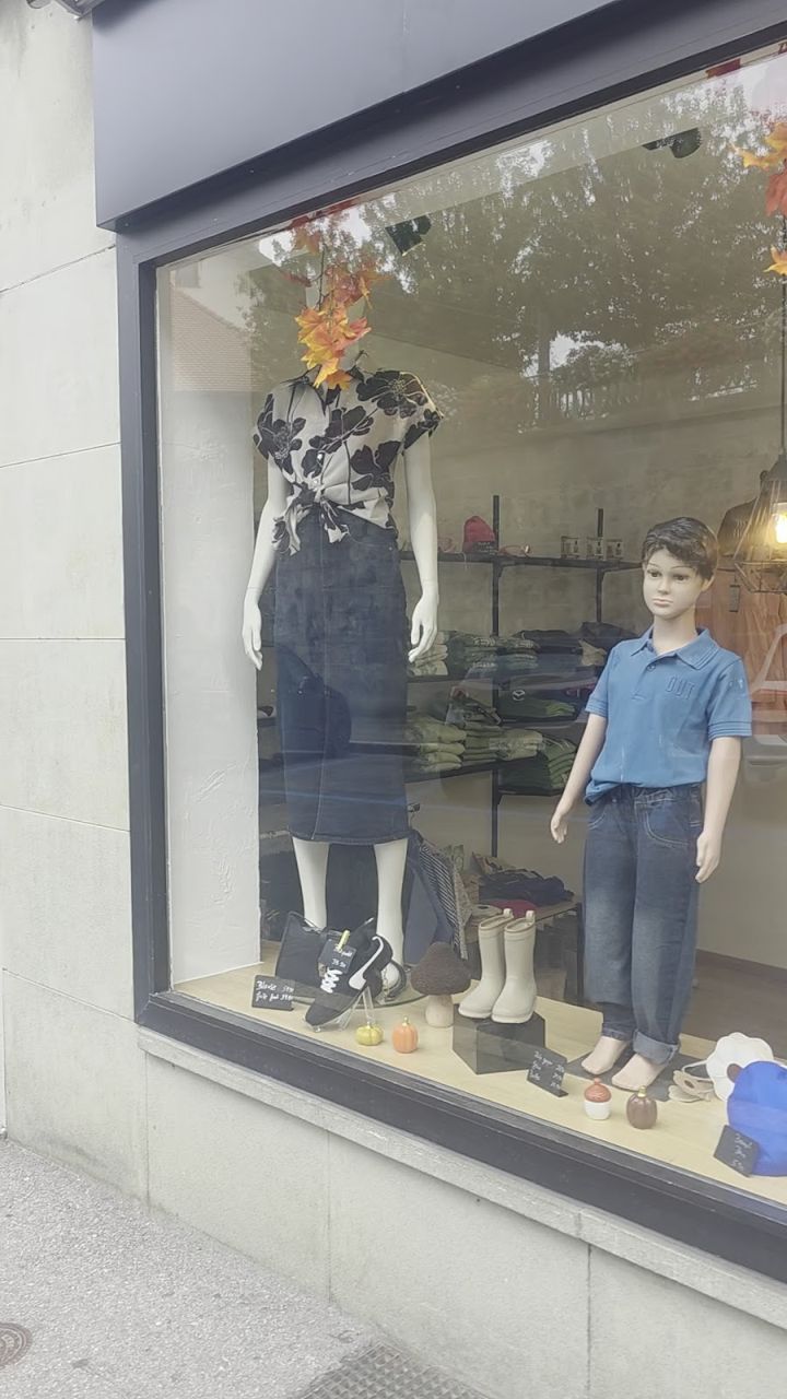 La vitrine d'AFC Boutique en journée, avec un mannequin femme et un mannequin garçon.